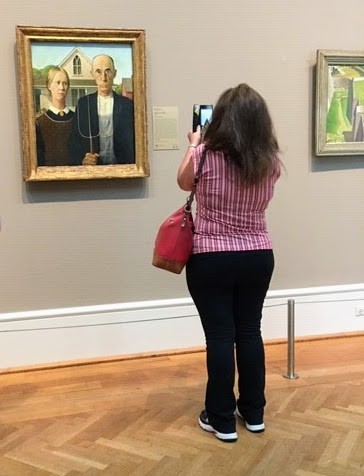 芝加哥 - 著名的美国哥特式绘画吸引了众多参观者来到芝加哥艺术学院。 照片丹尼斯戴维
