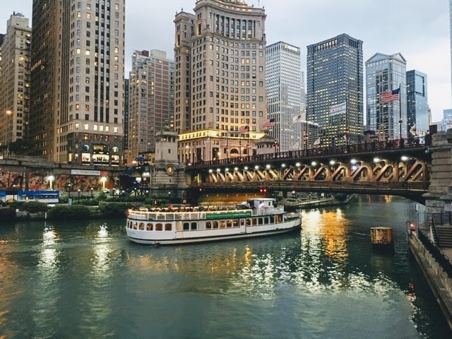 Chicago - La croisière fluviale au crépuscule proposée par le Chicago Architecture Center a permis de découvrir l'étonnante ligne d'horizon de la ville. Photo Denise Davy