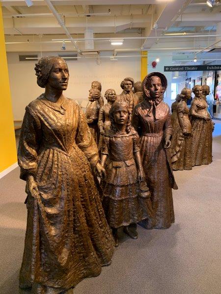 Estátua do museu dos Direitos da Mulher de Finger Lakes de Elizabeth Cady Stanton e participantes Foto Melody Wren