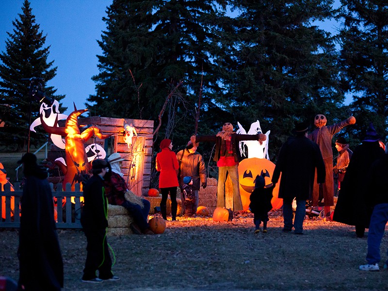 Ghouls Night Out no Heritage Park de Calgary é uma amada tradição de Halloween. Parque do Patrimônio Fotográfico