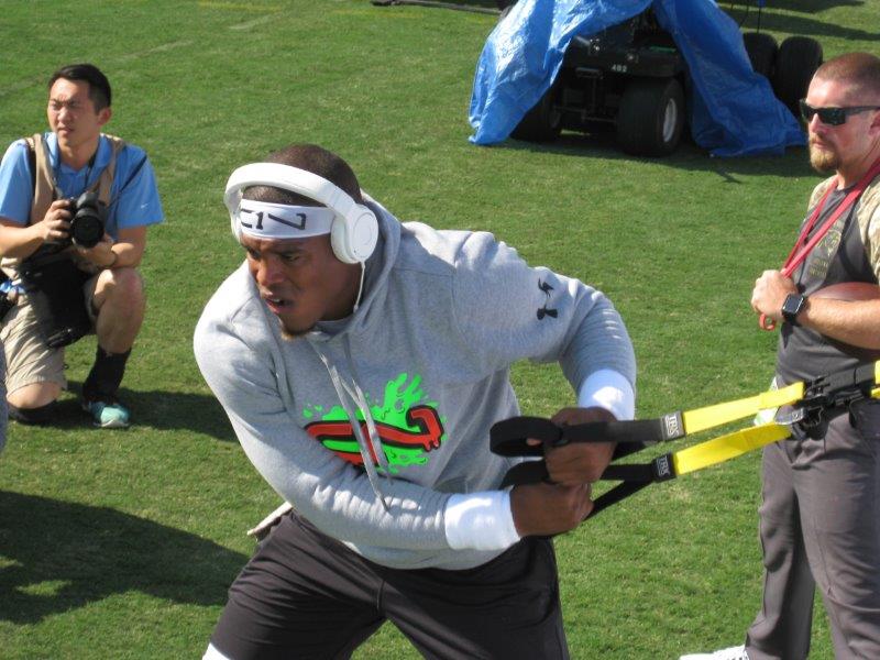 O quarterback dos Panthers, Cam Newton, se alonga antes do jogo no Memorial Coliseum. Foto Lisa Johnston