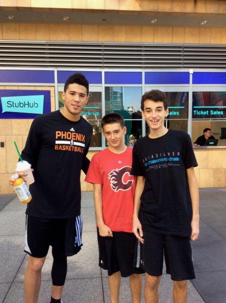 O ala-armador do Phoenix Suns, Devin Booker, para para uma visita conosco do lado de fora do Staples Center. Foto Lisa Johnston