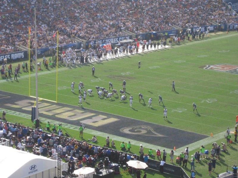 Carolina Panthers는 Memorial Coliseum에서 LA Rams와 맞붙습니다. 사진 리사 존스턴