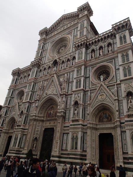 Der Dom, das Baptisterium und der Glockenturm bilden das Zentrum des historischen Florenz – Foto von Debra Smith