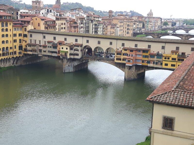 Arno 강 건너 Ponte Vecchio - 사진 Debra Smith