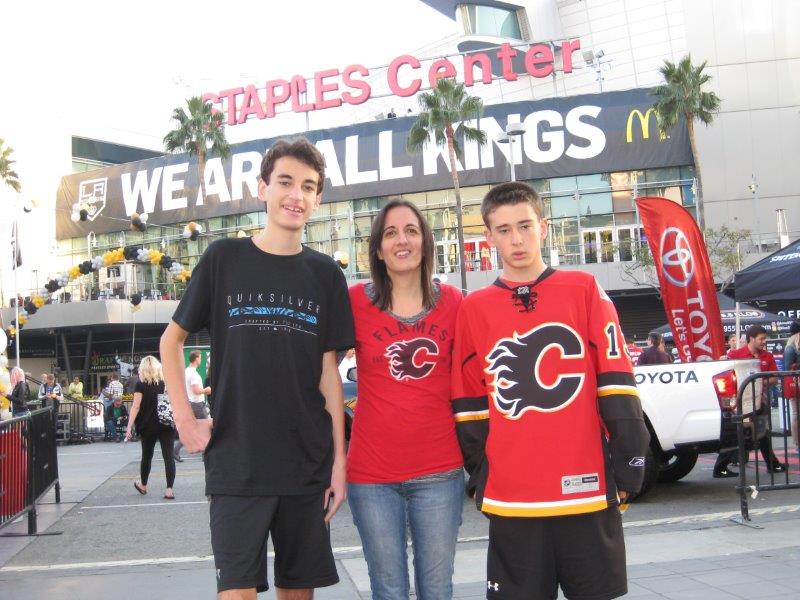 A autora e seus filhos no Staples Center de LA antes do jogo de hóquei. Foto Lisa Johnston