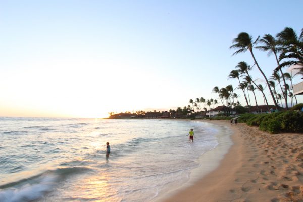 un plongeon au coucher du soleil au Kiahuna Plantation Resort