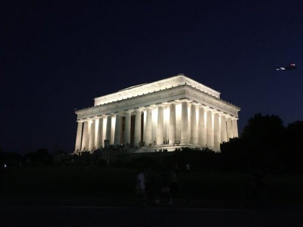 Washington DC-Lincoln Memorial iluminado de noche - Foto Lisa Johnston
