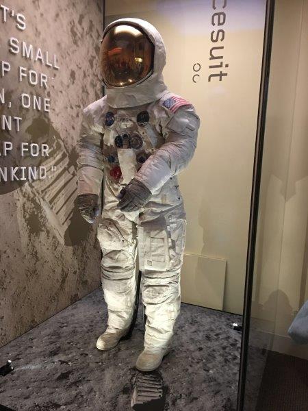 Вашингтон, округ Колумбия, скафандр «Аполлон-11» Нила Армстонга на выставке в Национальном музее авиации и космонавтики. Вашингтон, округ Колумбия - Фото Лиза Джонстон
