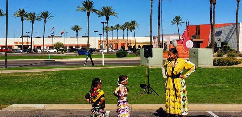 Cultura en Salt River: Bailarines en el Mercado de Arte Nativo