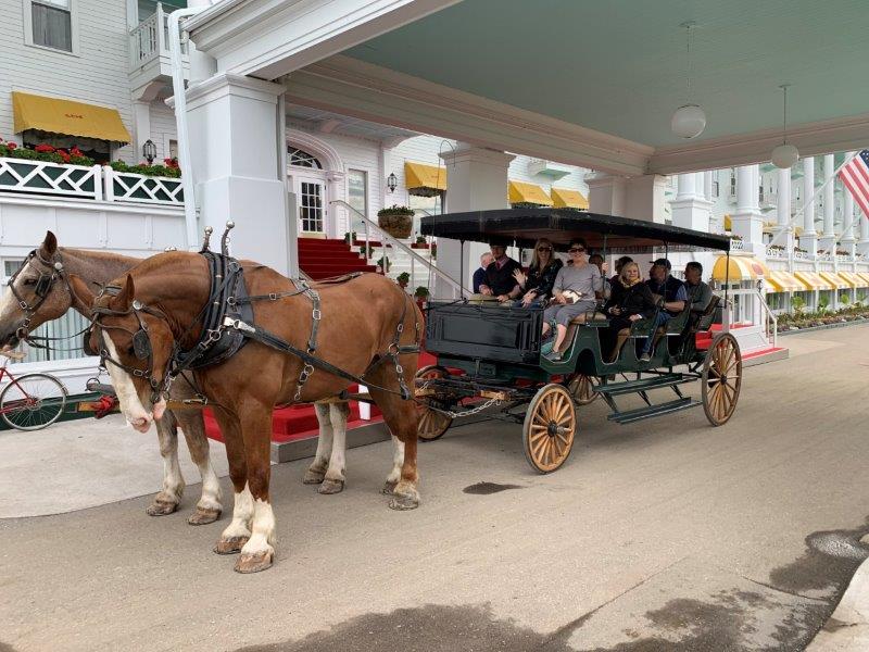 تاریخی ٹور گھوڑا اور چھوٹی گاڑی Mackinac جزیرہ - تصویر میلوڈی Wren