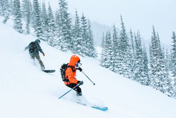 Die Autorin Jacqueline Louie reißt die Slops am Albertas Castle Mountain herunter. Foto mit freundlicher Genehmigung von Castle Mountain Resort