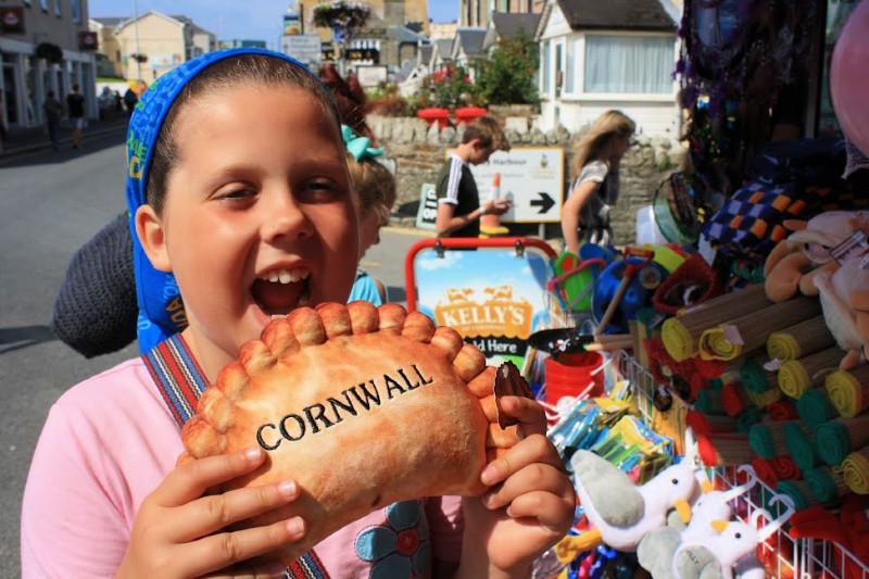 Familienspaß in Cornwall beim Essen einer kornischen Pastete in Newquay