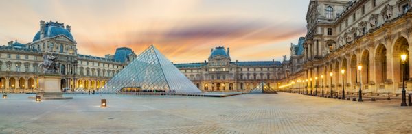 con la Pirámide del Louvre al anochecer