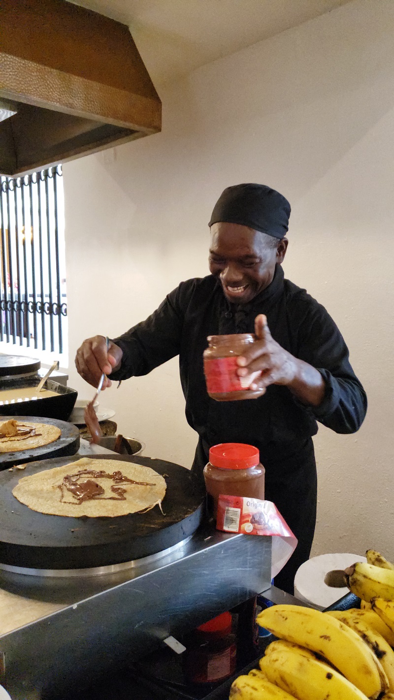 Punta Cana République Dominicaine - Sauel faisant des crêpes au buffet principal Occidental Punta Cana- Photo Sabrina Pirillo