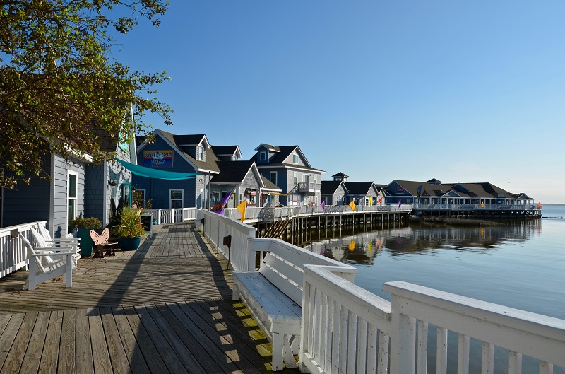 El paseo marítimo de Duck Trail es el lugar ideal para comprar obsequios eclécticos, helados y una espectacular puesta de sol. Foto/Nancy Truman