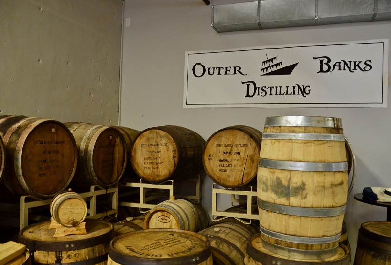 Buscando Kill Devil Pecan Rum en Outerbanks Distilling Company. Foto/Nancy Truman