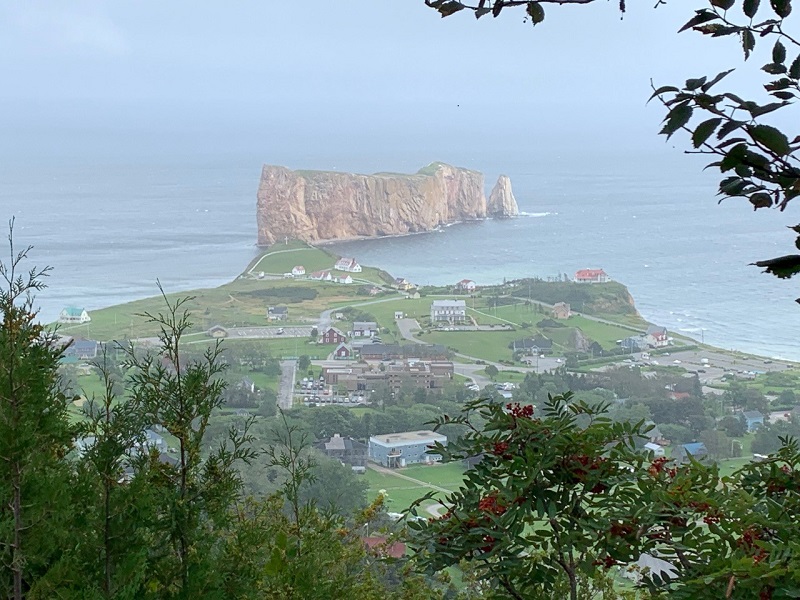 Vistas da plataforma de vidro Géoparc de Percé acima do mar. Foto Carol Patterson