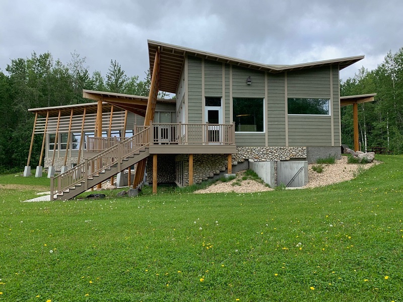 아한대 조류 보호 센터(Reser Slave Lake Provincial Park)에는 전시관, 산책로, 연구 시설이 있습니다. 사진 캐롤 패터슨