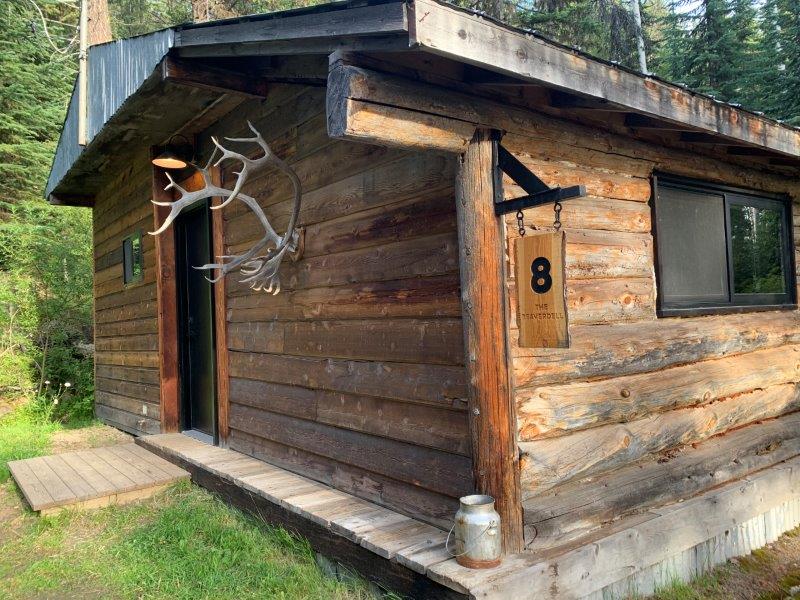 В Chute Lake Lodge есть восемь частных домиков, а также юрты и палатки для глэмпинга для семей, путешествующих в группе пузырей. Фото Лизы Кадане.