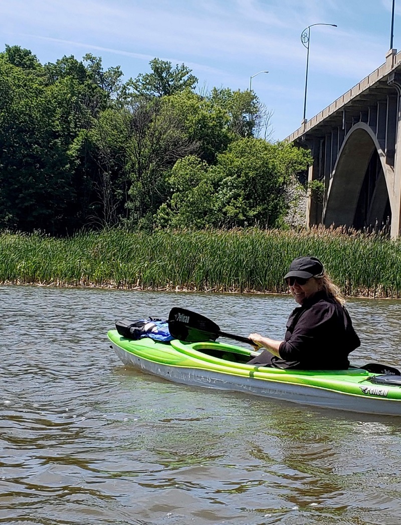 L'écrivain Denise Davy pagayant sur la rivière Credit. Photo Denise Davy