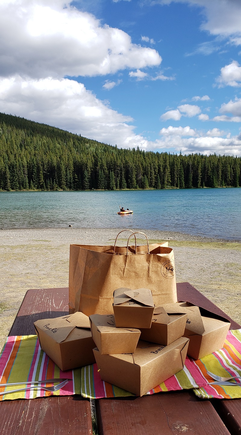 Picnic instantáneo junto a la orilla cortesía de Park Distillery - foto Debra Smith