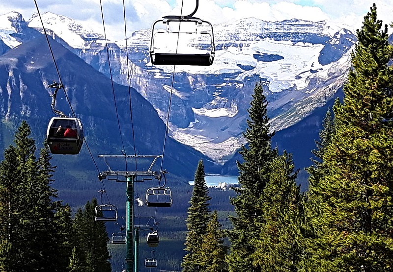 La vue sur la télécabine du lac Louise est à couper le souffle - photo Debra Smith