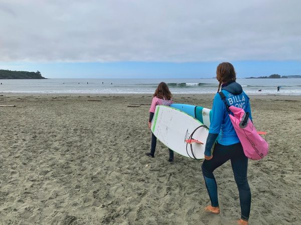 서핑을 꿈꾸는 자매가 콕스 베이 해변에서 파도를 만나려고 합니다_Lisa Kadane photo