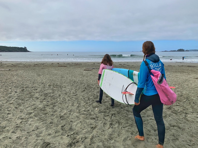 Una aspirante a hermana de surf está a punto de golpear las olas en la playa de Cox Bay_Foto de Lisa Kadane