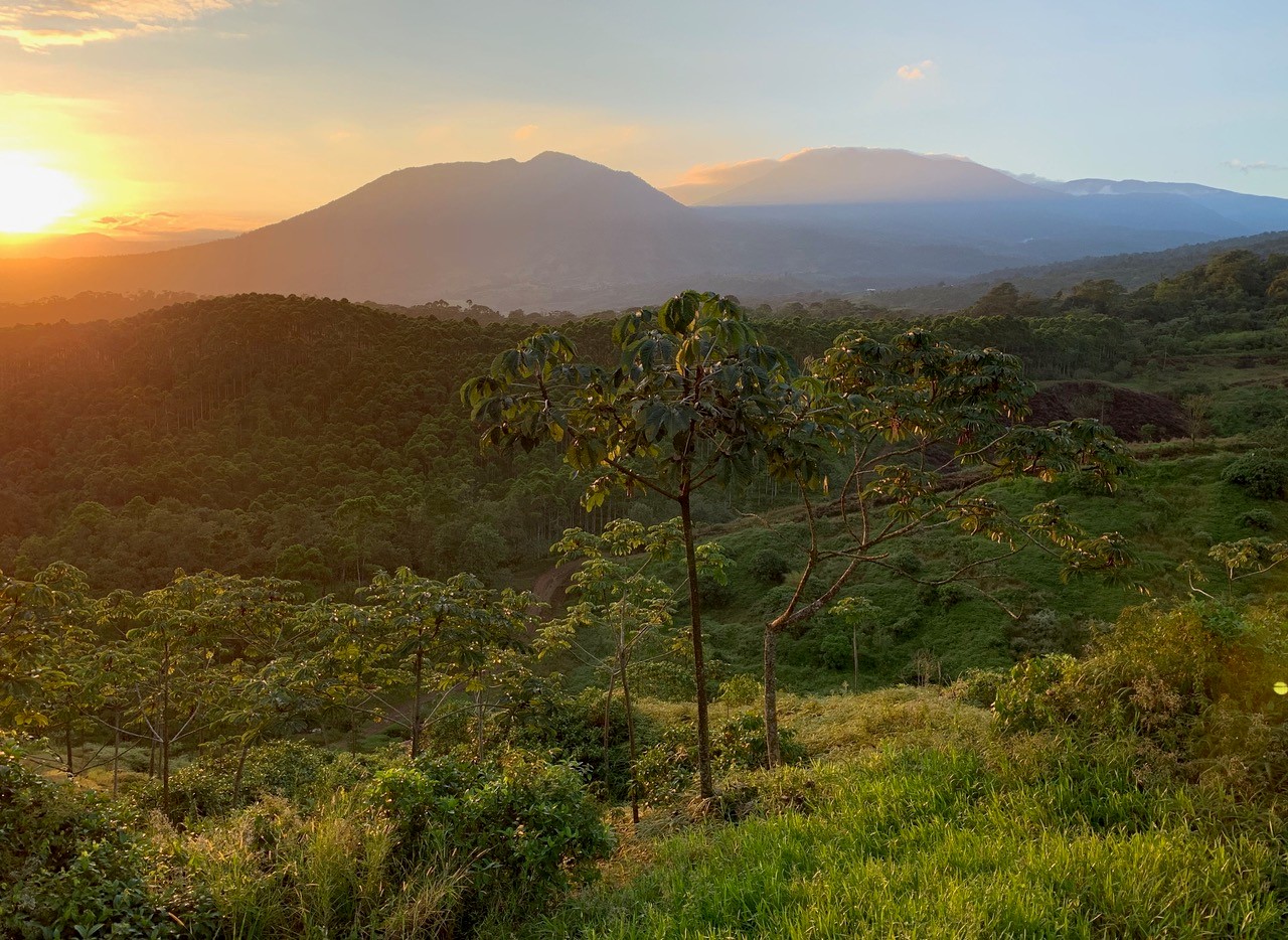 コスタリカの訪問者は火山の景色に目覚めます-写真キャロルパターソン