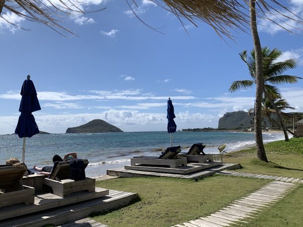 f. Liegestühle am Pool mit Blick auf die Maria-Inseln St. Lucia Foto Melody Wren