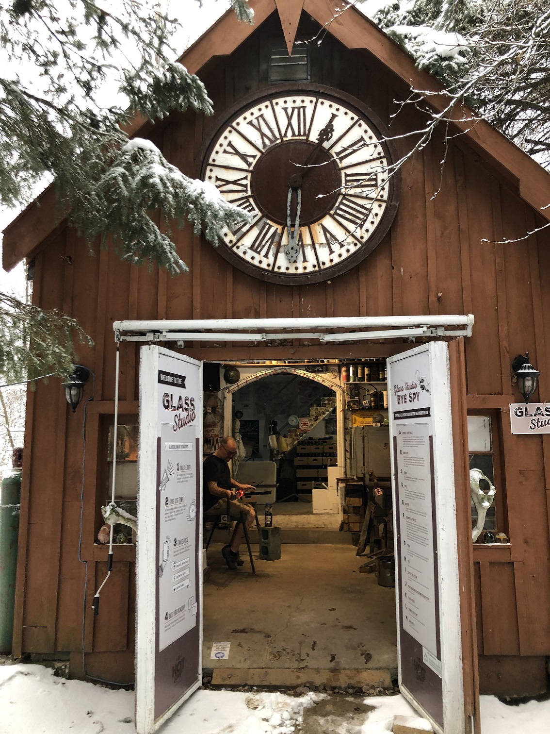 L'extérieur accueillant du Hot Shop. Photo de Barrie Martin