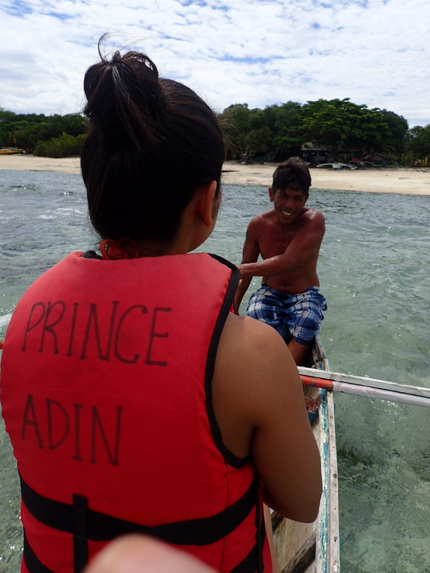 Green Travel: la entrada al santuario marino de Balicasag es solo con un guía aprobado en un bote de remos para preservar los arrecifes y las tortugas marinas verdes filipinas en peligro de extinción - Foto Tatiana Teevens