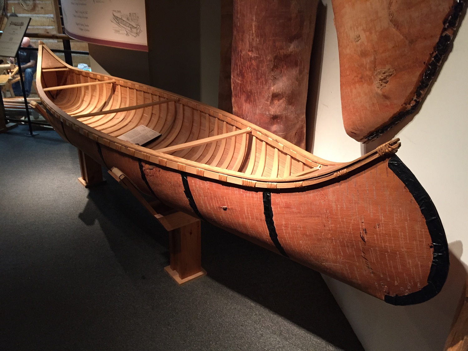 カナディアンカヌー博物館-博物館にある多くのカヌーのXNUMXつである象徴的な樺皮カヌー-写真ジョンギアリー
