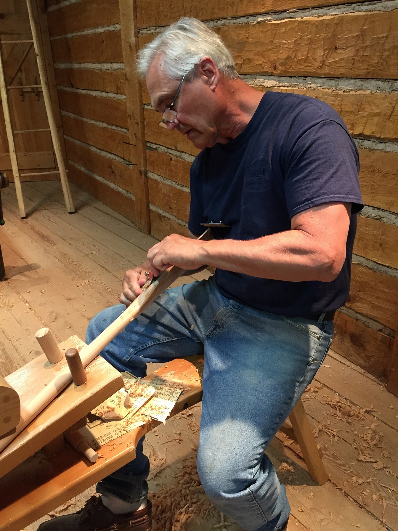 Canadian Canoe Museum – Russ Parker, Meister-Paddelschnitzer, zeigt die Feinheiten der Arbeit an einem Paddel – Foto John Geary