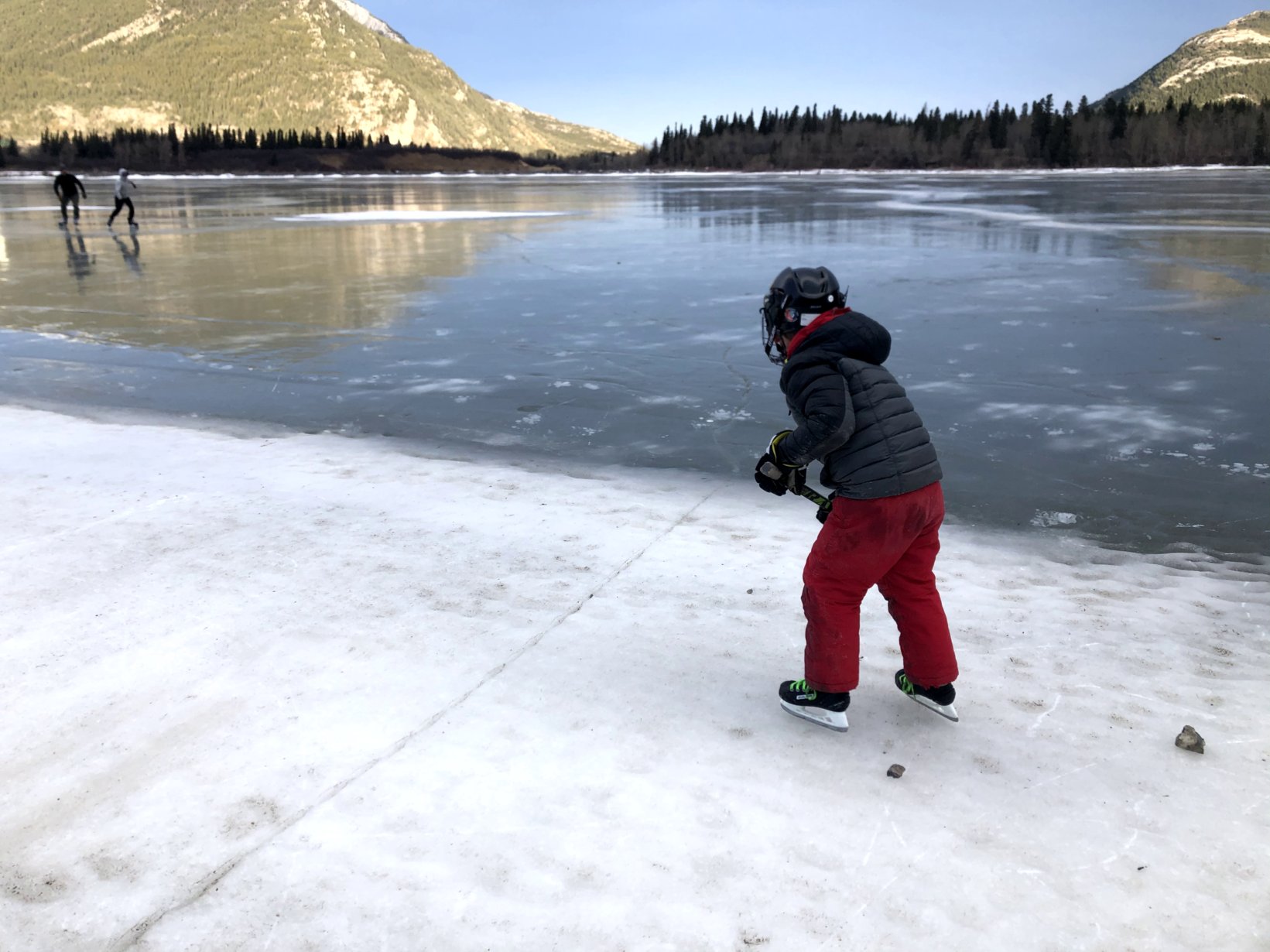 캐나다의 자연 호수 및 연못에서 가족 스케이트 타기
