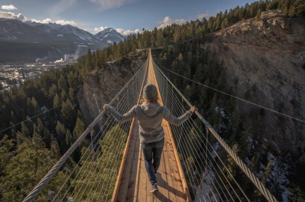 Cruzando el puente colgante. Foto Golden Skybridge de Pursuit