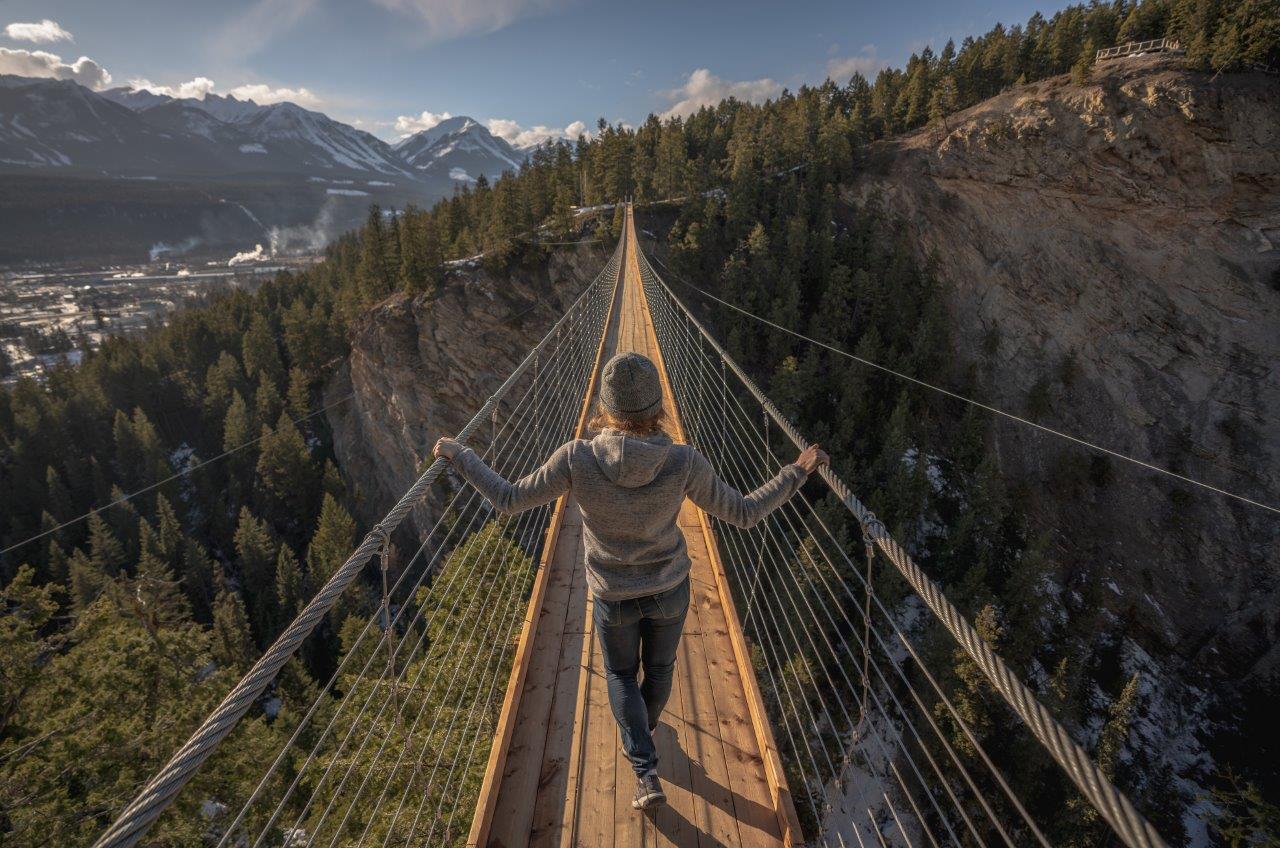 Atravessando a ponte suspensa. Foto Golden Skybridge by Pursuit