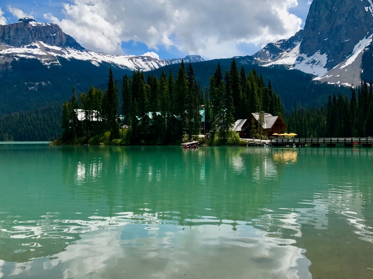 Die Emerald Lake Lodge bietet Nachthimmelbeobachtung mit Vier-Sterne-Luxus. Jedes Gebäude im Hüttenstil bietet Holzkamine und Bergblick. Foto Carol Patterson