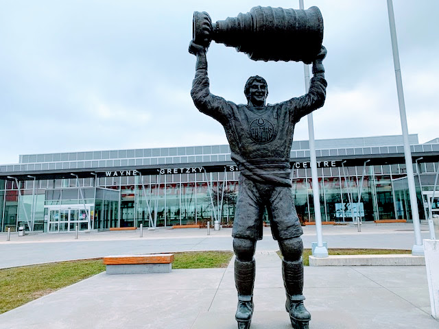 Wayne Gretzky statue Photo Melody Wren