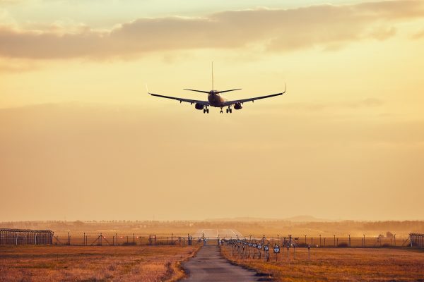 avião pousando ao entardecer