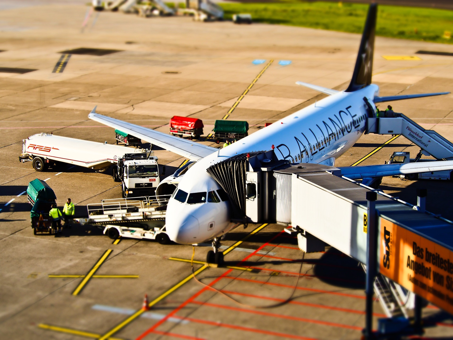 Avión en la puerta siendo abastecido