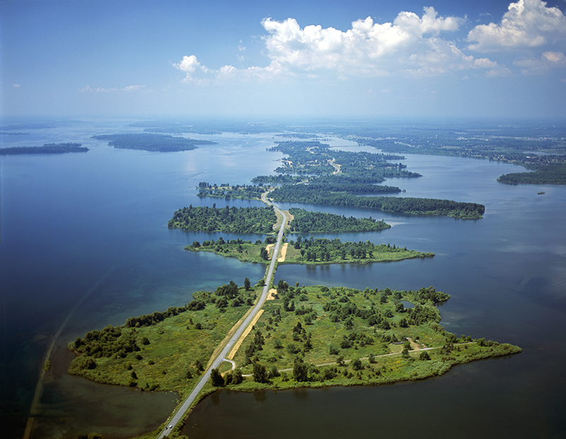 安大略省 Long Sault Parkway 的家庭友好型自行车道。 照片来源圣劳伦斯公园