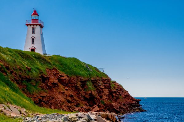 Atlantic Canada Lighthouse no penhasco em Souris, Prince Edward Island