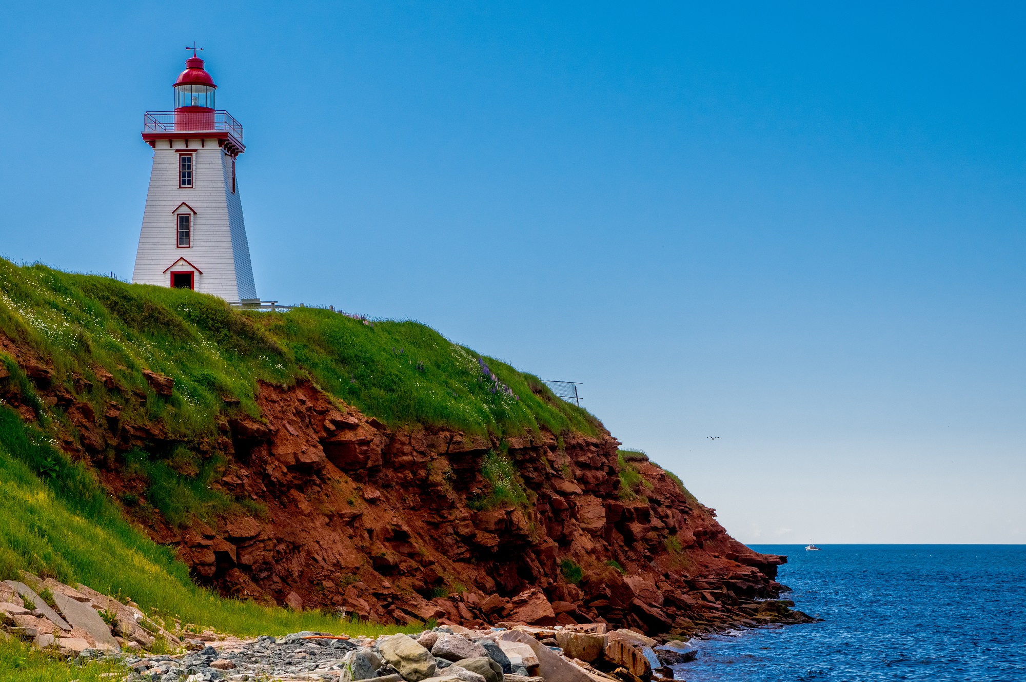 Atlantic Canada Lighthouse no penhasco em Souris, Prince Edward Island
