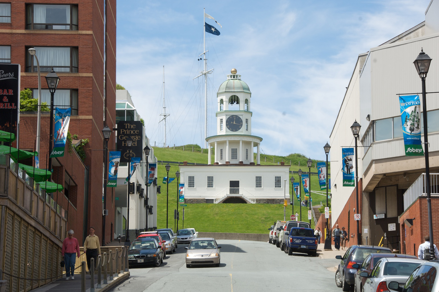 Reloj de la ciudad de Halifax en la base de Citadel Hill, Prince George Hotel