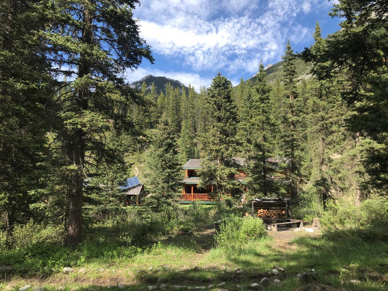 Banff Trail Riders Sundance Lodge en los árboles