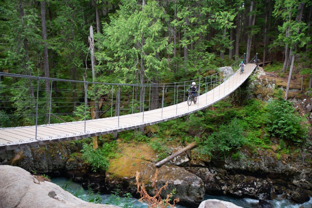 在惠斯勒骑自行车 - Cheakamus 河上的吊桥 - 照片 Codi Darnell