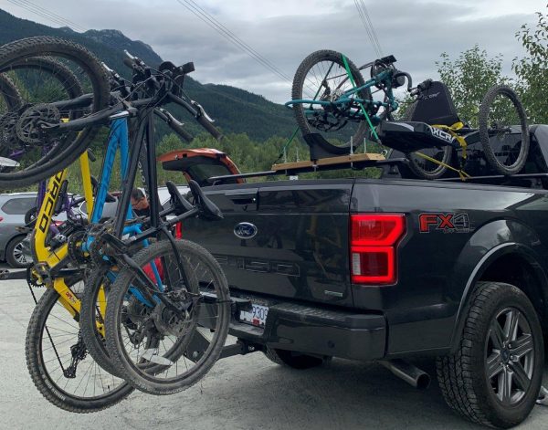 Carregue as bicicletas de montanha! Vamos andar de bicicleta em Whistler - Foto Codi Darnell