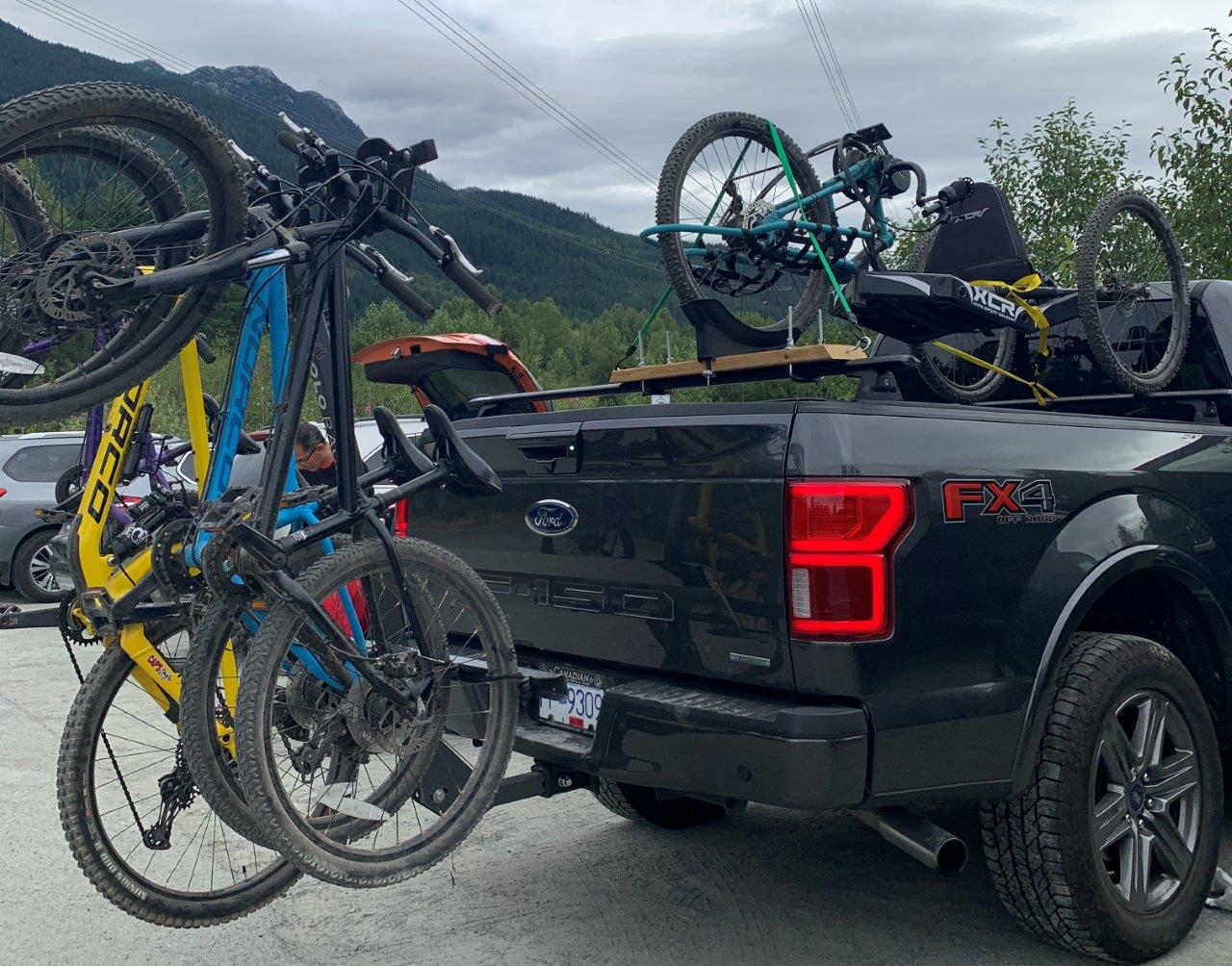 ¡Carga las bicicletas de montaña! Vamos a andar en bicicleta en Whistler - Foto Codi Darnell